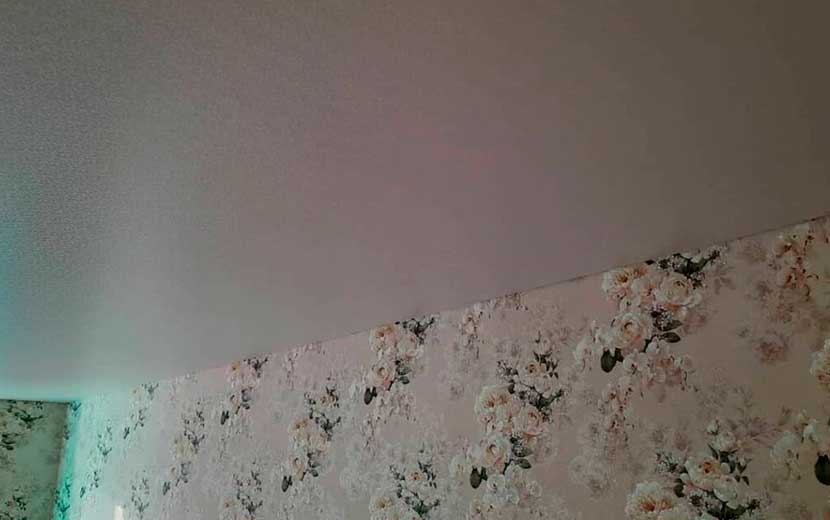 Натяжной потолок в прихожей