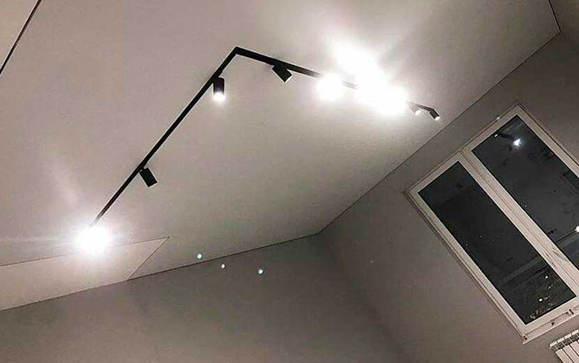 Натяжной потолок в прихожей